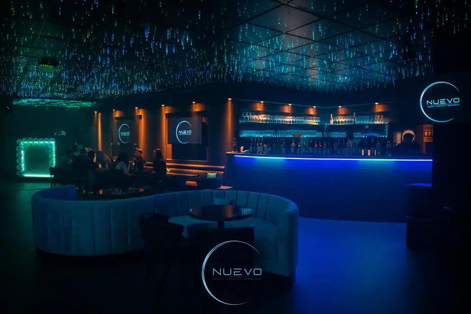 Die beleuchtete Bar im NUEVO