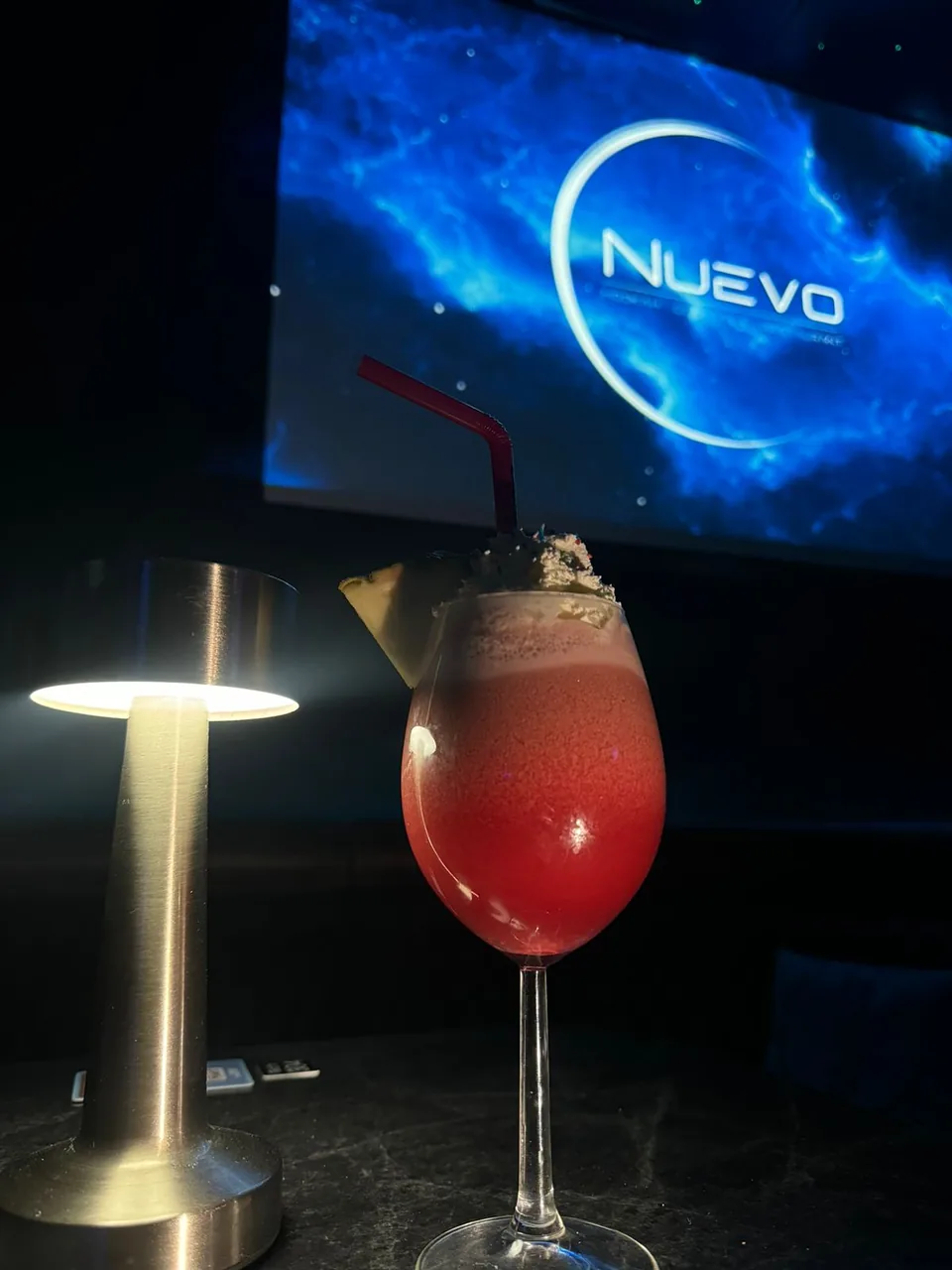 Roter Cocktail vor der Leinwand