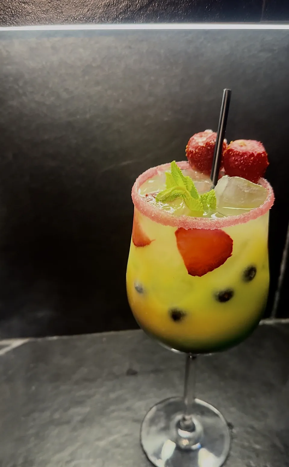 Maracuja-Cocktail mit Erdbeeren
