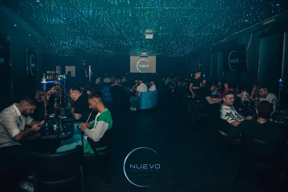 Volle Lounge, Gäste feiern an den Tischen