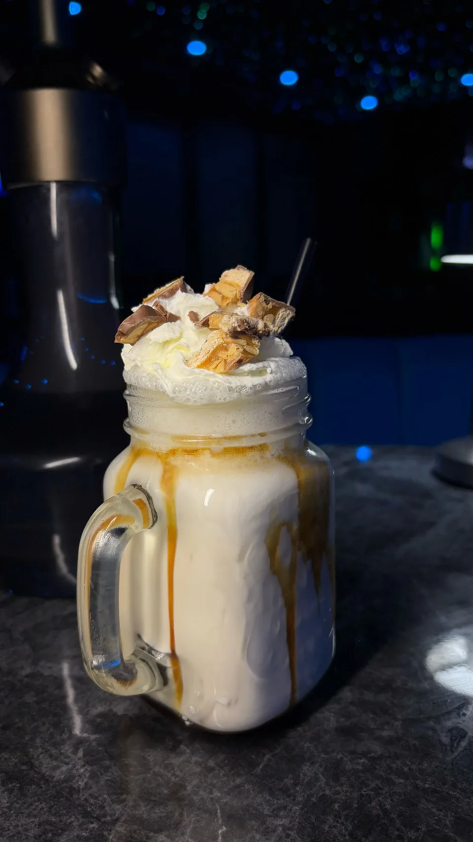 Snickers-Milchshake mit Sahne und Karamell